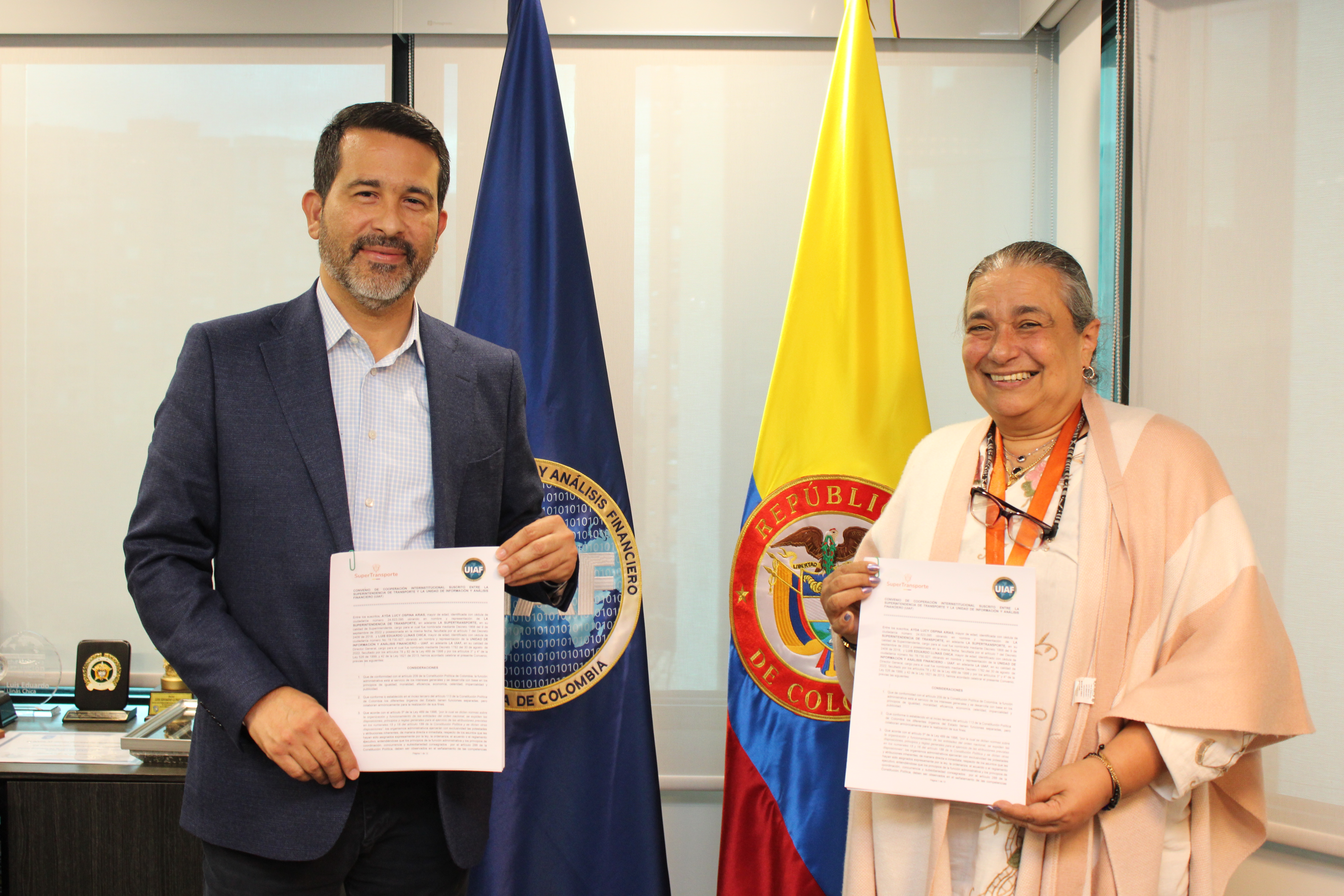 Firma de convenio entre la UIAF y la Supertransporte