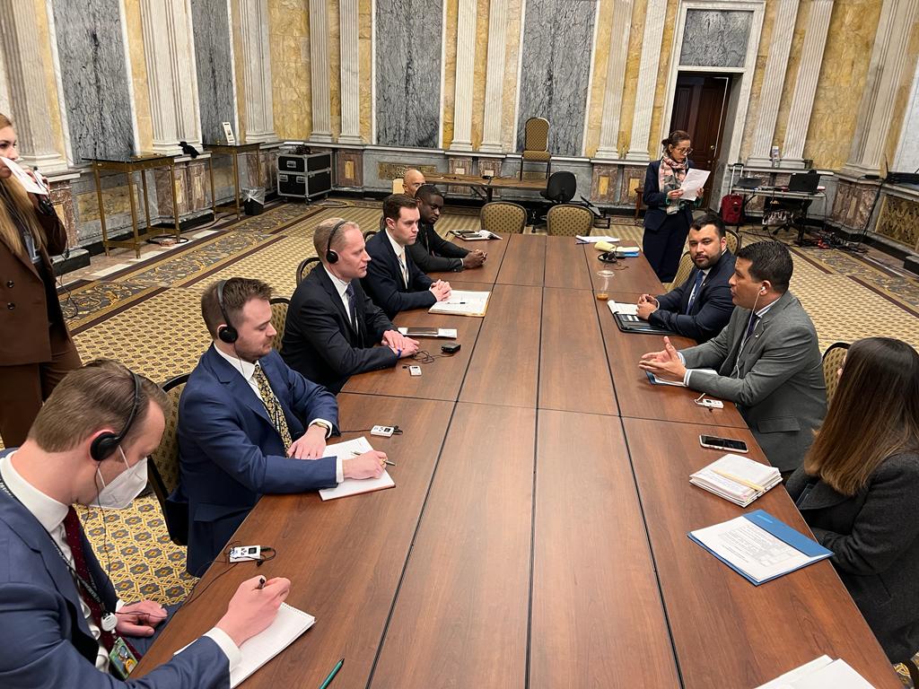 En Washington, el director general de la UIAF