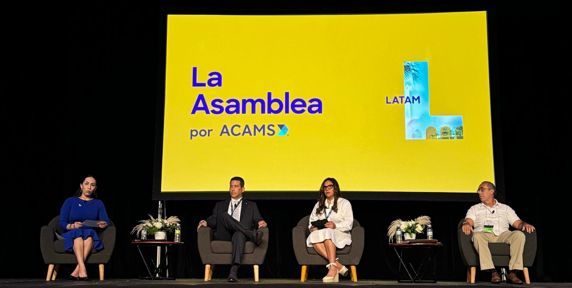 Asamblea con personas de fondo sentados en unas sillas 