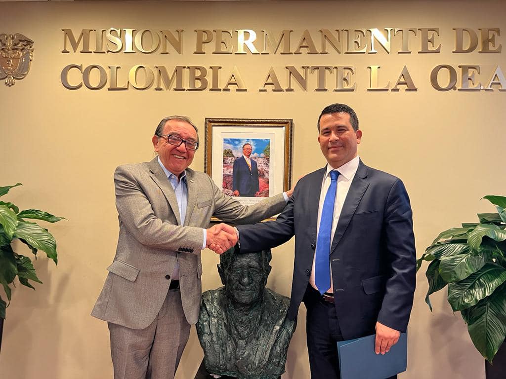 Director de la UIAF y Embajador de Colombia ante la OEA El director de la UIAF fortalece lazos con embajador de Colombia ante la OEA