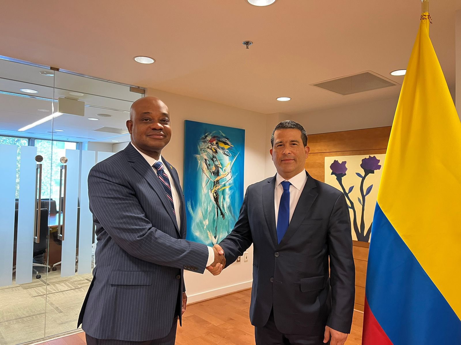 Director general UIAF se reúne con el embajador de Colombia en Estados Unidos
