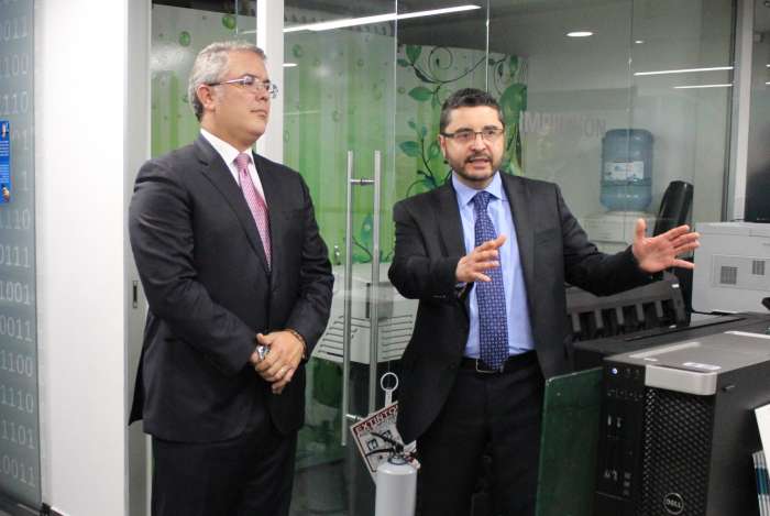 Presidente de la República visita la UIAF Presidente de la República visita la UIAF