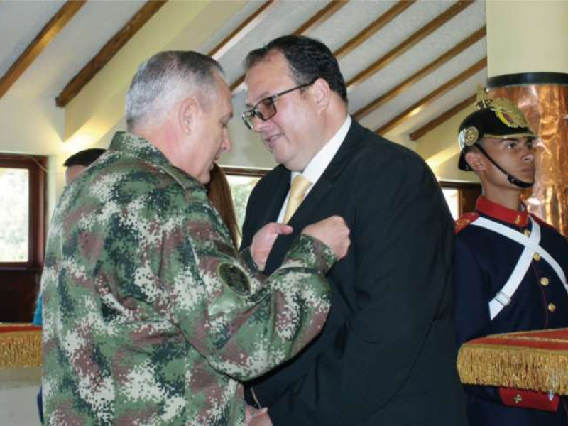 28 de septiembre de 2015:Funcionarios de la UIAF fueron condecorados por el Comandante del Ejército Nacional