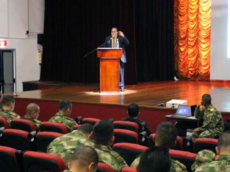 23 de julio de 2015: El Director de la UIAF expone en la ESDEGUE el comportamiento del lavado de activos en el país