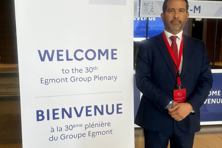 En París, el director general participó en la 30 plenaria del Grupo Egmont
