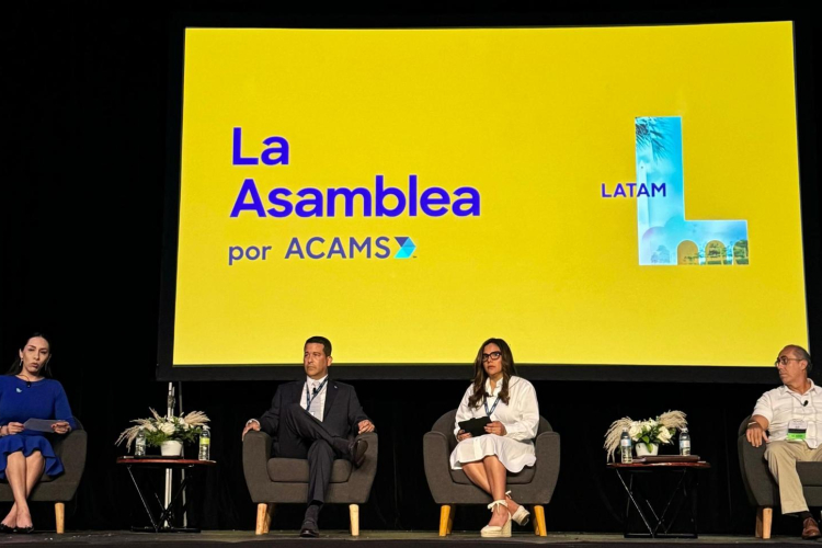 Asamblea con personas de fondo sentados en unas sillas 