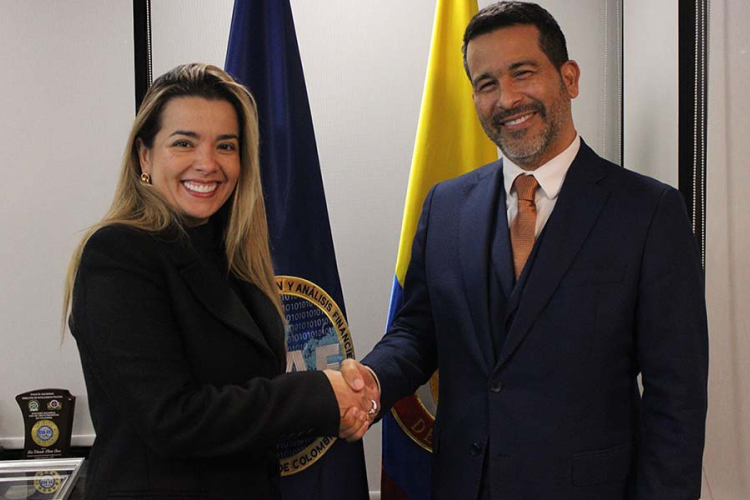 La superintendente de Subsidios Familiares y el Director general de la UIAF.