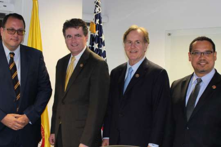 Congresistas de los EEUU visitan la UIAF para conocer avances del sistema ALA/CFT