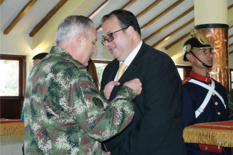 28 de septiembre de 2015:Funcionarios de la UIAF fueron condecorados por el Comandante del Ejército Nacional