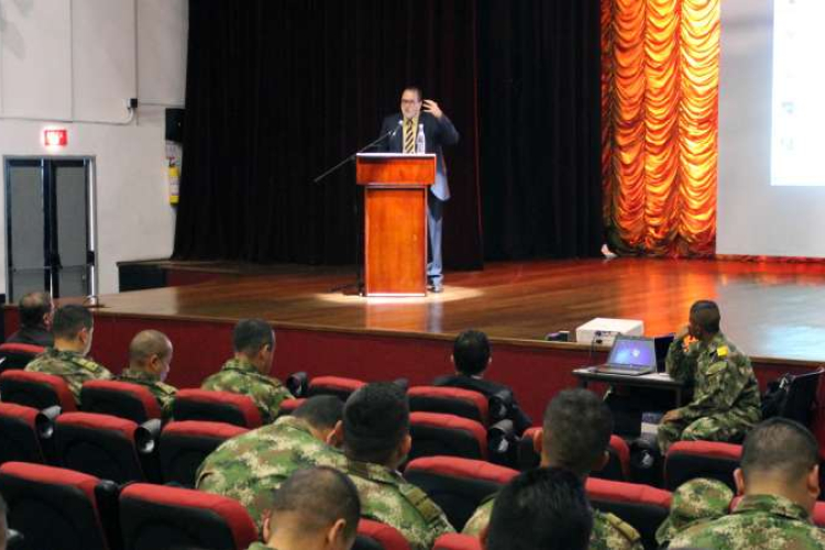 23 de julio de 2015: El Director de la UIAF expone en la ESDEGUE el comportamiento del lavado de activos en el país